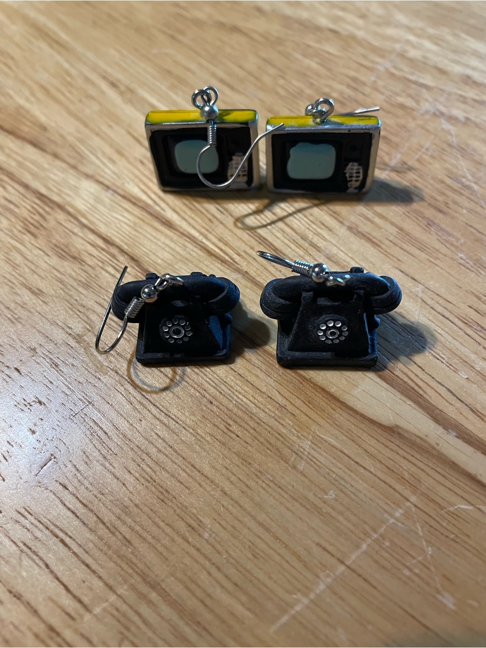 Novelty Vintage TV and Telephone Dangle Earrings – Black and Yellow